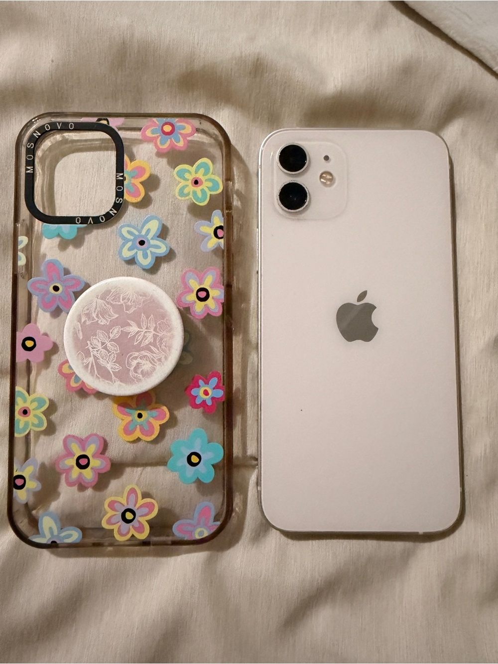 Apple iPhone 12 - white (Unlocked) - Picture 2 of 6